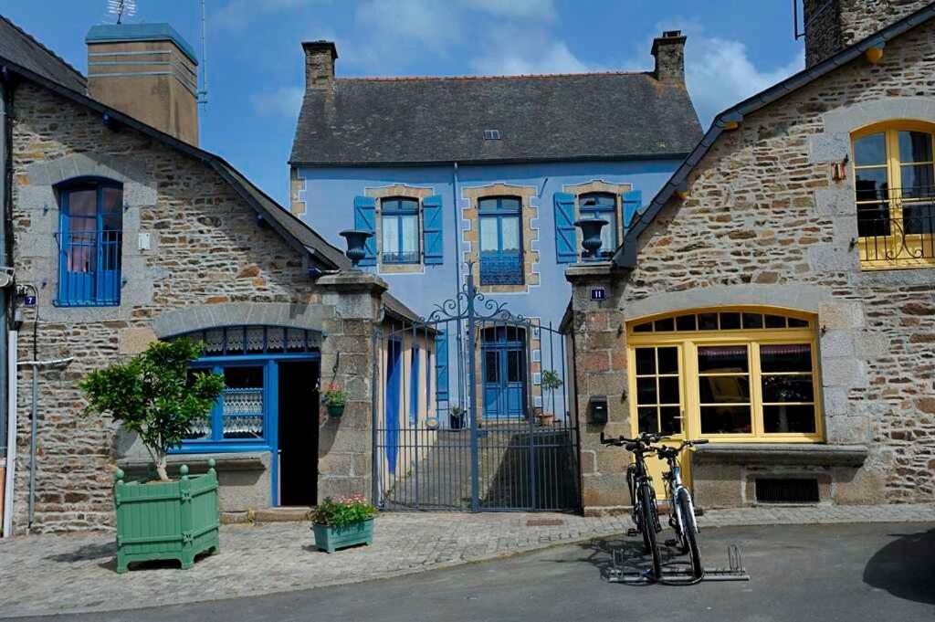 La Petite Maison Bleue Les Portes du Coglais Exterior photo